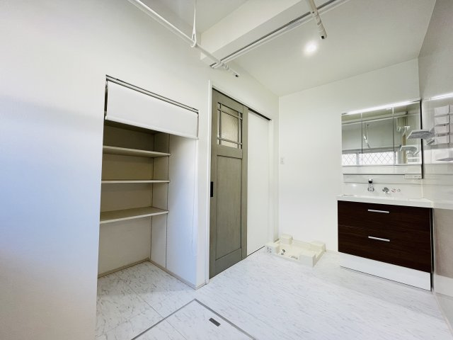 【独立洗面台】 | 栃木県小山市大字間々田　中古戸建 | 可動棚付きリネン倉庫。来客時に隠せるように仕切りがついてます