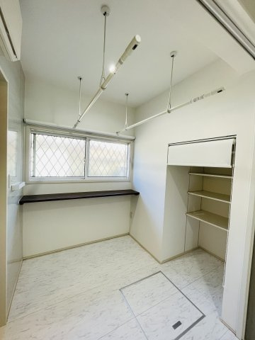 【洗面所】 | 栃木県小山市大字間々田　中古戸建 | 洗濯が楽しくなるようなランドリースペース