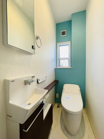 【トイレ】 | 栃木県小山市大字間々田　中古戸建 | 収納スペースの多いトイレ、清潔感のあるアクセントクロスもGOODです