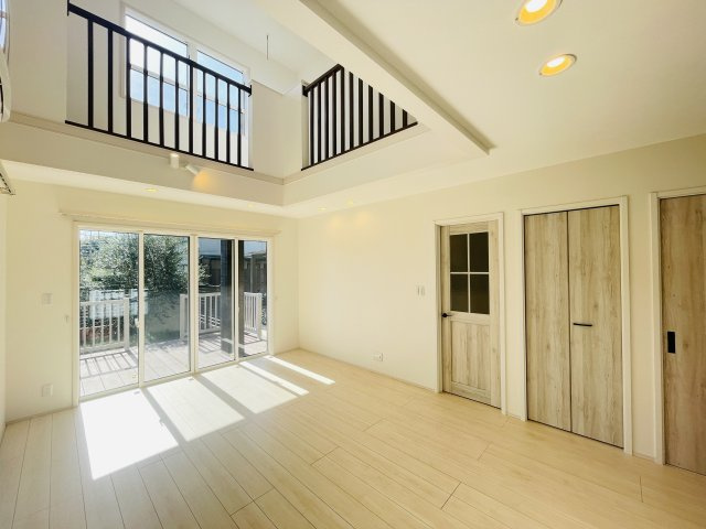 【居間・リビング】 | 栃木県小山市大字間々田　中古戸建 | 大きな窓と吹き抜けから明るい光が差し込みます。