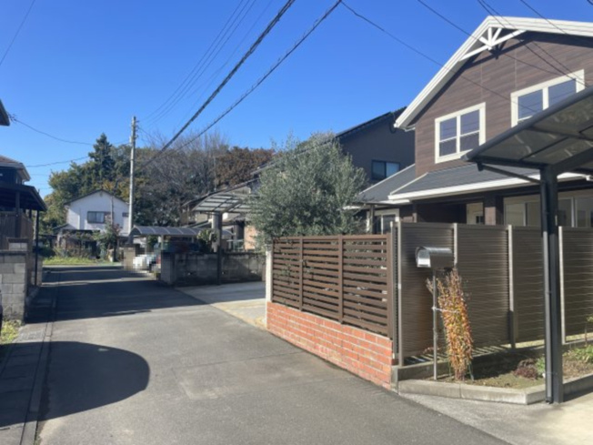 【前面道路含む現地写真】 | 栃木県小山市大字間々田　中古戸建
