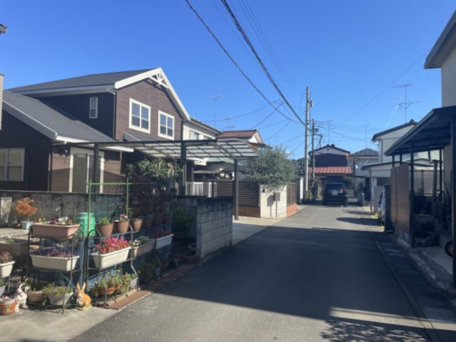 【前面道路含む現地写真】 | 栃木県小山市大字間々田　中古戸建