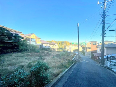 【前面道路含む現地写真】 | ◆保土ヶ谷区権太坂売地◆ | ◆前面道路も幅員があり車の運転も安心！前面道路は閑静な住宅地。車通りの少ない道路です。お子様にも安心です。