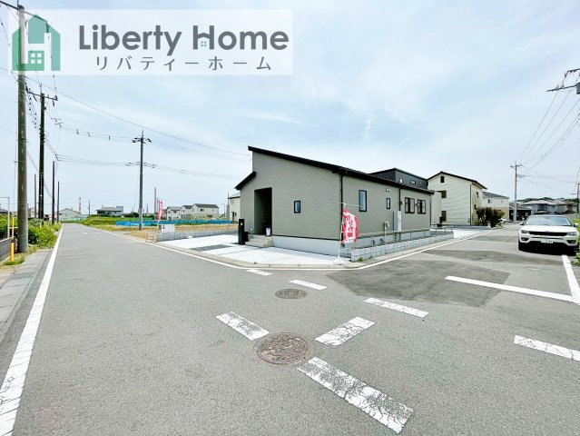 鹿嶋平井東１丁目２４－１期　２号棟　新築戸建の前面道路含む現地写真