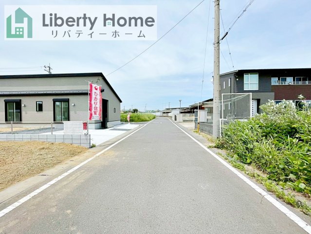 鹿嶋平井東１丁目２４－１期　２号棟　新築戸建の前面道路含む現地写真