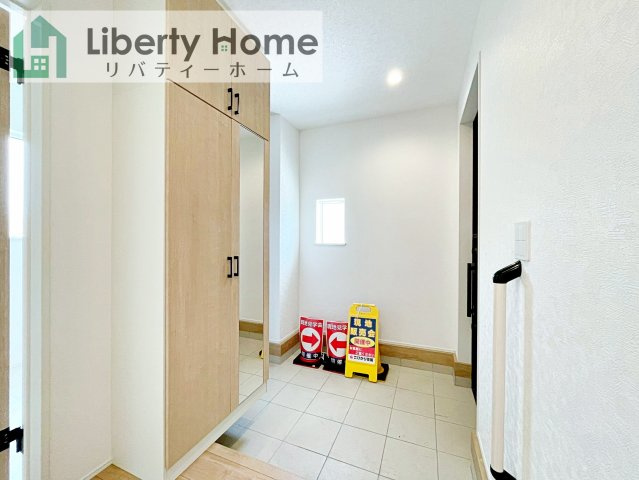 鹿嶋平井東１丁目２４－１期　２号棟　新築戸建の玄関