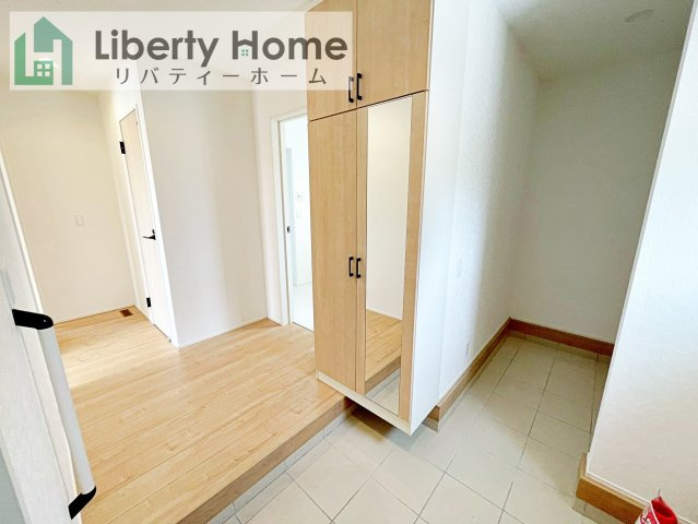 鹿嶋平井東１丁目２４－１期　２号棟　新築戸建の玄関