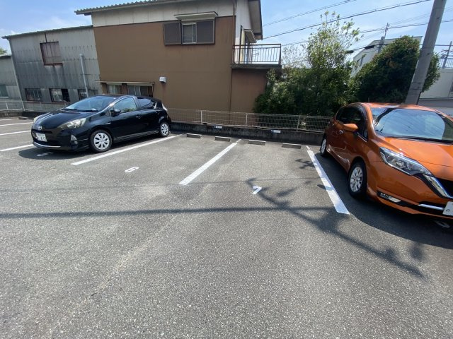 フォレストセブンの駐車場