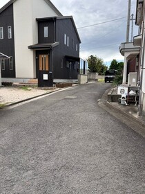 売土地の前面道路含む現地写真