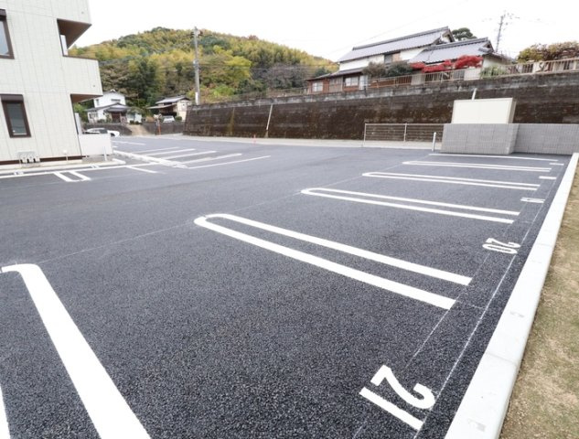 ミル・ルミエールの駐車場