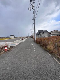 西条市北条755-5　売土地の前面道路含む現地写真