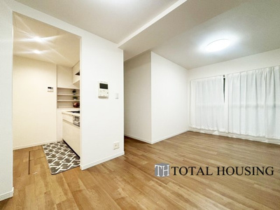 【居間・リビング】 | セザール月寒西 | 家族みんなが爽やかに健やかに過ごせるように、溢れる光をたっぷり取り込んだリビングダイニング。集いの場、憩いの場としての快適性を求めたやすらぎの空間です。