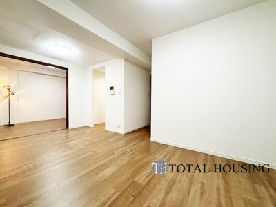 【居間・リビング】 | セザール月寒西 | LDKに隣接する洋室は、扉を開放すればLDKと繋がります。夜間は個室にスイッチすることも可◎ご家族のライフステージに合わせた空間を創ることができる便利なお部屋です！