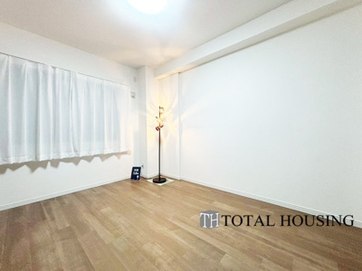 【洋室】 | セザール月寒西 | 洋室　約5.8帖
大きな窓からたっぷりの日差しが降り注ぐ明るい室内です。気持ちの良い朝日を受けて、目覚めの良い健康的な朝を迎えられそうです。