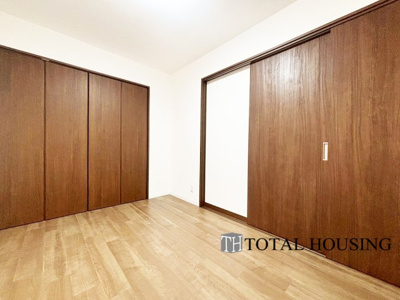 【洋室】 | セザール月寒西 | 洋室　約5.8帖
LDKと隣接した洋室でリビングから目が届く場所なので、お子様の遊び部屋・お昼寝スペースとして使うのもオススメです♪