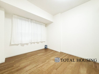 【洋室】 | セザール月寒西 | 洋室　約5.4帖
家族構成やライフスタイルに合わせて、多目的にお使いいただけます。優しい色合いの木目調のフローリングが空間にアクセントをもたらしお洒落な室内です。