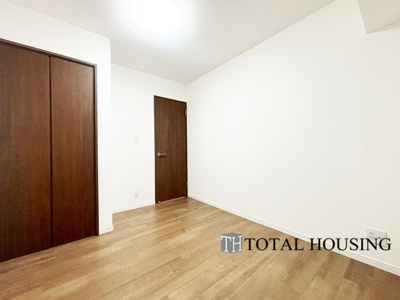 【洋室】 | セザール月寒西 | 洋室　約5.4帖
家族一人ひとりの大切なプライベート空間。趣味に合わせて使って頂けるようシンプルに仕上げてあります。暮らし心地を大きく左右する収納を、適材適所に配置し使い勝手を考慮しました。