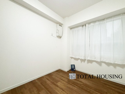 【洋室】 | セザール月寒西 | 洋室　約4.3帖
シンプルな内装はどんな家具ともぴったり。お好みのテイストに仕上げていくのも楽しみの一つです。