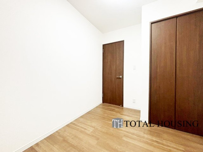 【洋室】 | セザール月寒西 | 洋室　約4.3帖
充分な広さと収納機能を備えた部屋はお子様の自発性と成長を促します。お子様の成長を支える、勉強や好きなことに没頭する学びの空間にどうぞ。