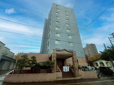 【外観】 | セザール月寒西 | 周辺の穏やかな住宅街に溶け込みながらも、しっかりとした佇まいと落ち着いた色合いが安心感を与えるマンションです。