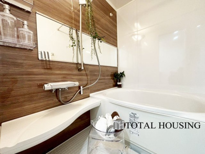 【浴室】 | セザール月寒西 | 限られた空間を広く見せるワイドミラーを採用したバスルーム。アクセントパネルで落ち着きのある雰囲気を演出♪毎日の疲れを癒やすバスタイムを。浴室換気乾燥暖房機付きで浴室内干しも可能！