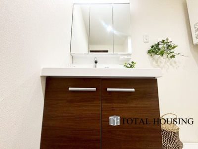 【独立洗面台】 | セザール月寒西 | 一日の始まりの朝、歯磨きをしたりメイクや髪をセットしたり・・・使いやすさが考えられた3面鏡です♪シャワー付水栓で洗面台でのシャンプーや毎日の掃除に大変便利ですね♪