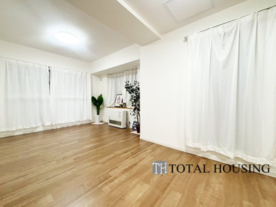 【居間・リビング】 | セザール月寒西 | 通風・採光に優れ、優しく心地よい光と風が溢れています。豪華で贅沢な素晴らしい居住性と、心を満たすハイクオリティが見事に調和した住み心地を心ゆくまでご堪能ください。