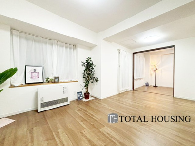 【居間・リビング】 | セザール月寒西 | ご家族みんなで長い時間を過ごすリビングは一番居心地のいいものであって欲しいですね。開放感のある広々リビングに光と風を呼び込みます。収納も多く快適な住空間を実現します。