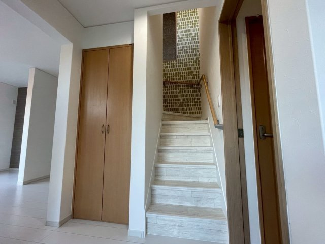 ◆内外装リフォーム済み美宅◆デザイン住宅◆駐車２台可◆伏見区桃山紅雪町の収納|階段下収納