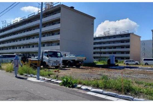 クレイドルガーデン八戸尻内　第14　1号棟の前面道路含む現地写真