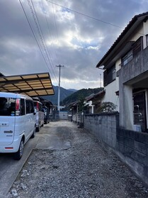 西条市飯岡2412-43　中古戸建の駐車場