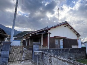 西条市飯岡2412-43　中古戸建