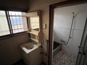 西条市飯岡2412-43　中古戸建の洗面所