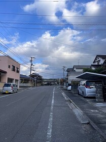 西条市飯岡2412-43　中古戸建の前面道路含む現地写真