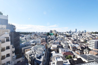 【展望】 | 眼前に広がる空の雄大さと、このお部屋の自慢の一つである「眺望」をご覧ください。毎日、この景色を独り占めできる新生活に夢が広がります。～即日のご見学可能～　お問合せはお気軽にどうぞ。