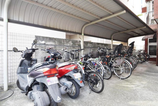 【駐車場】 | バイク置き場。空き区画の有無や駐輪料金、サイズおよび排気量規定などについては、改めてお問い合わせください。～即日のご見学可能～　お問合せはお気軽にどうぞ。
