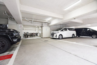 【駐車場】 | マンションの駐車場スペース。空きの有無や駐車料金、サイズ規定などについては、改めてお問い合わせください。～即日のご見学可能～　お問合せはお気軽にどうぞ。
