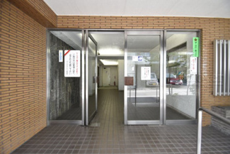 【エントランス】 | お客様を、そして住人を出迎えてくれるマンションのエントランス。ゴミが落ちていないことからも、管理状態の良さや住民の節度の高さが見て取れます。～即日のご見学可能～　お問合せはお気軽にどうぞ。
