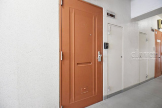 【その他共用部分】 | 皆様をお迎えする、お部屋の玄関ドア。開けやすさや開放角度、ドアノブの操作しやすさや鍵の形状などを、現地で一度ご確認ください。～即日のご見学可能～　お問合せはお気軽にどうぞ。