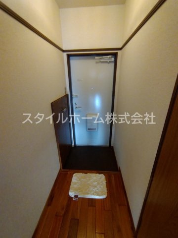 ユトリロキャッスルの玄関|別部屋写真です。