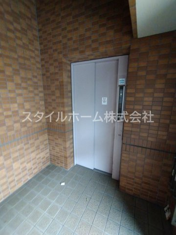 ユトリロキャッスルの玄関