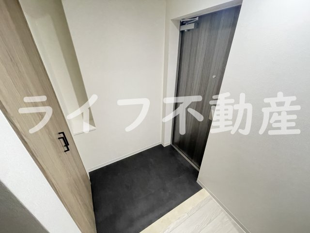 プレサンスＮＥＯ新深江リュミエル の玄関|明るい玄関です