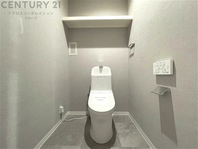 温水洗浄便座付トイレは温水洗浄機能により、暖かい水でおしりを洗浄することができ、冷たい水を使う従来の便座に比べ、温水洗浄機能で暖かいトイレを提供し、快適な使用を可能にします。