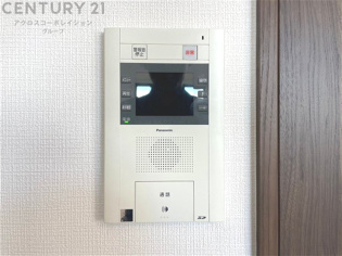 訪問者が来たときにテレビ画面で確認できるため、安心してドアを開けられます。録画機能があるものもあり、留守中に来訪者を記録しておくことができます。利便性が高く、セキュリティ面でも安心です。