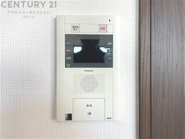 訪問者が来たときにテレビ画面で確認できるため、安心してドアを開けられます。録画機能があるものもあり、留守中に来訪者を記録しておくことができます。利便性が高く、セキュリティ面でも安心です。