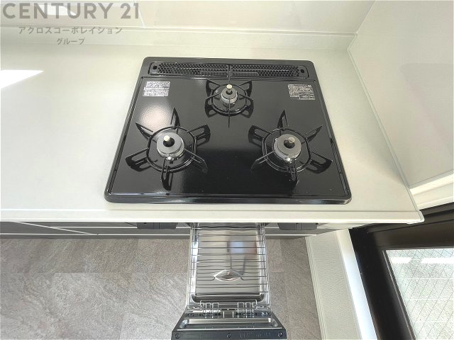 多数の調理器具を同時に使用でき、料理の効率化が可能。省エネで節約になり、様々な料理スタイルに適応できます。また、火力調整が独立しており、手入れや掃除もしやすく、今よりもっとお料理が楽しくなるかも。