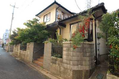 【外観】 | 宇部市島三丁目中古2階建 | 現地（2024年11月21日）
内装・外装リフォーム工事中です。2024年12月完了予定。