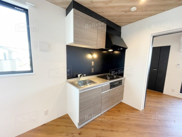 T-Regno野伏間のキッチン|3口コンロ・グリル付きの使いやすいシステムキッチンです♪