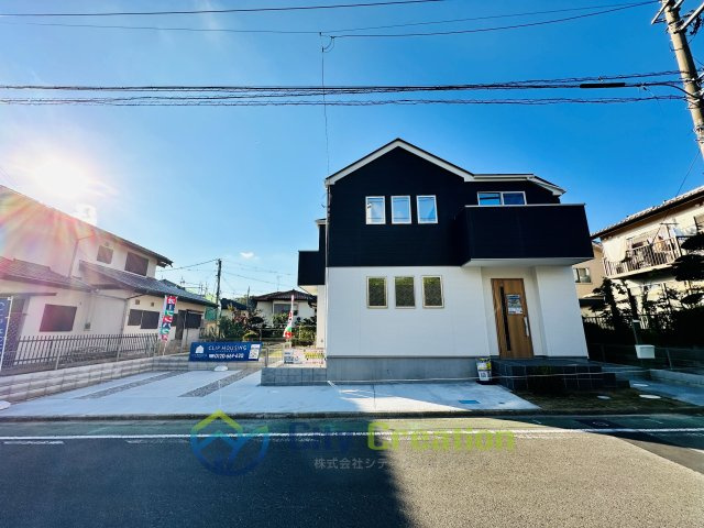 海老名市国分北　駐車3台＋お庭付き大型戸建住宅の前面道路含む現地写真