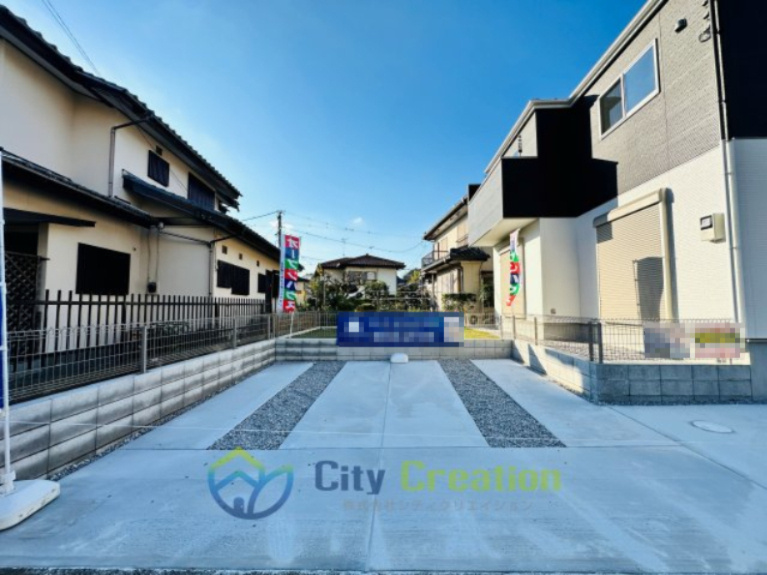 海老名市国分北　駐車3台＋お庭付き大型戸建住宅の駐車場